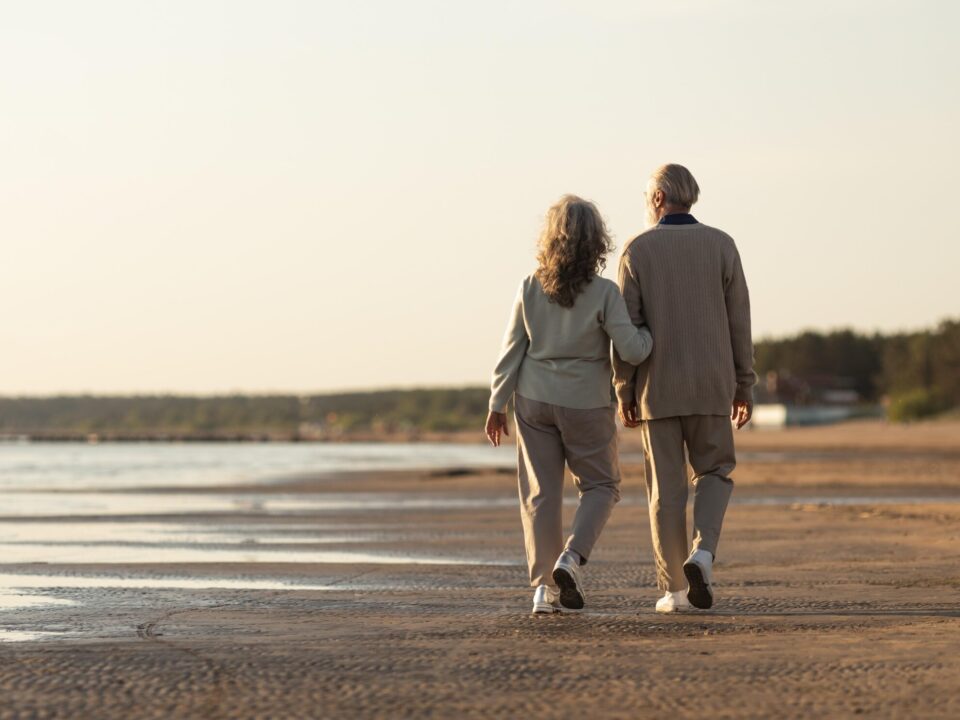 full shot senior couple seaside